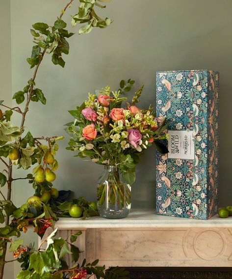 Florist Packaging, Olive Foliage, Boxes Design, Letterbox Flowers, Tea Packaging Design, Bloom And Wild, Box Flowers, Shop Branding, Flower Truck