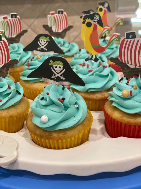 Pirate Cupcakes Ideas, Pirate Cupcake Cake, Pirate Party Cupcakes, Pirate Pull Apart Cupcake Cake, Pirate Theme Cupcakes, Simple Pirate Cake, Pirate Cupcake Ideas, One Piece Cupcake, Pirate Birthday Cupcakes