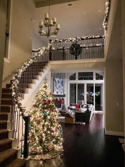 Christmas Tree Location In House, Christmas Decorated House, Aesthetic Christmas House Exterior, Christmas Tree In Big House, Christmas House Interior, Christmas Home Aesthetic, Christmas Season, Chrstmas Lights House, Awsthetic Christmas Tree