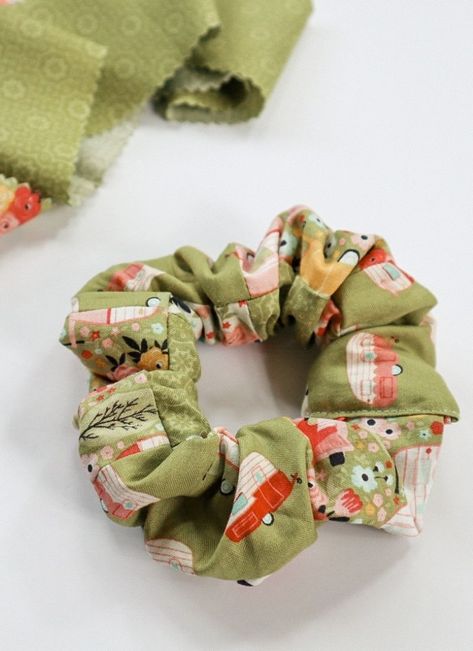 How to Make a Patchwork Scrunchie out of Scrap Fabric - Hailey Stitches Sew Hair Scrunchies, Patchwork Scrunchie, Scrunchies Sewing, Diy Scrunchie, Homemade Christmas Presents, Cute Scrunchies, How To Make Scrunchies, Casual Hair, Handmade Gifts For Friends