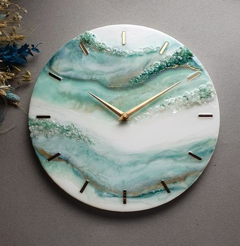 Clicks 35 cm diameter. Epoxy, natural stones. See more by instagram Simple Resin Clock Ideas, Simple Resin Clock, Resin Art For Home Decor, Resin Wall Clock Design, Resin Clock Ideas, Resin Wall Clock, Resin Clock, Painted Concrete Floors, Wall Clock Design