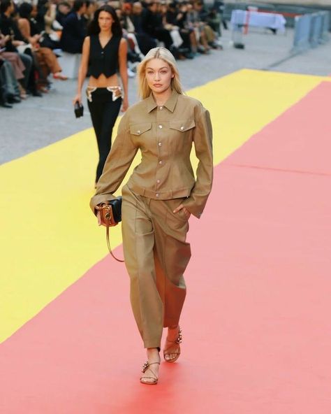 Gigi Hadid Walk, Stella Mcartney, Spring Summer 2023 Fashion, Model Photoshop, Gigi Style, Hadid Sisters, Spring Summer 2023, 2023 Fashion, Gigi Hadid