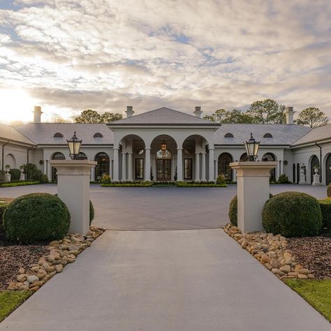 One of the most iconic Georgia mansion goes up for sale for $8,950,000 this home features 4 Bedrooms 8 Bathrooms and 24,888 sqft. #luxury #fypage #realestate Mansions In Georgia, 1 Story Mansion, Single Story Mansion, One Story Mansion, Texas Mansions, Luxury Mansions, Home Features, Mansions Luxury, First Story