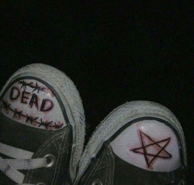 Grungecore Aesthetic, Converse Drawing, Grunge Pics, Doodle Shoes, Converse Design, Dark Grunge Aesthetic, Grunge Shoes, Alt Aesthetic, Emo Aesthetic