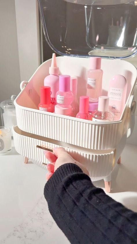 Skincare and makeup storage organizer Outfits Latina, Skincare Organizer, College Bathroom, Makeup Storage Organizer, Purple Room Decor, Skincare Secrets, Beauty App, Makeup Storage Organization, Hacks Beauty