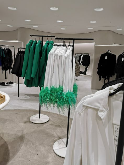 Zara Interior Store, Zara Interior Design, Concept Store Design Retail Interior, Boutique Office Design, Zara Shop, Fashion Showroom, Clothing Store Interior, Clothing Store Design, Wood Store