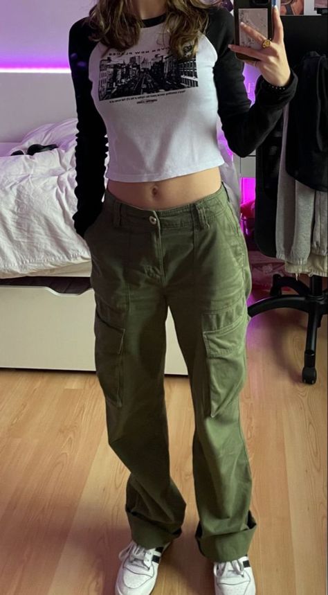 Green Outfit Tomboy, Shirts To Wear With Cargo Pants, Styling Green Cargos, Green Cargo Pants Outfit Grunge, Green Cargo Fits, Cargo Pants With T Shirt, Green Cargos Outfits Aesthetic, Green Cargo Pants Outfit Aesthetic, Green Cargo Jeans Outfit