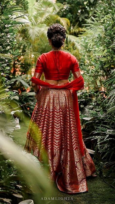 lehenga designs| bridal lehenga red| bridal lehenga| bridal lehenga collection| wedding lehengas bridal| wedding lehenga| banarasi lehenga| banarasi lehenga blouse design|bridal banarasi lehenga| wedding banarasi lehenga lehenga blouse designs Bandhej Bridal Lehenga, Banarasi Red Lehenga, Banarasi Half Saree Lehenga, Lehanga Tops Designs Latest, Banarasi Lehenga Sabyasachi, Banarasi Outfit Ideas, Ghagra Blouse Designs, Banarasi Lehenga Blouse Design, Red Banarasi Lehenga