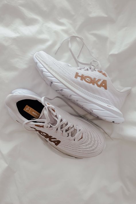 White Hokas Aesthetic, White Hoka Shoes, Hoka Shoes Aesthetic, Hoka Aesthetic, Aesthetic Running Shoes, Hoka Shoes Woman Outfit, White Hokas, Hoka Shoes Woman, Sneakers To Buy