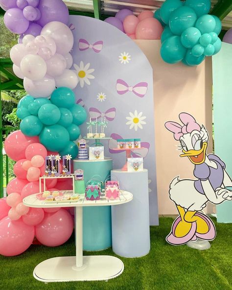 Daisy Duck Party Decorations, Daisy And Minnie Birthday Party Ideas, Daisy Duck Cupcakes, Daisy Duck Birthday Party Ideas, Minnie And Daisy Birthday Party, Daisy Duck Birthday Party, Daysi Duck, Daisy Duck Party, Birthday Party Paper Decorations