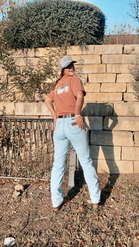 Cowboy Cut Jeans Outfit, Wrangler Cowboy Cut Women, Cowboy Cut Wranglers Women Outfits, Simple Western Outfits For School, Punchy Aesthetic, Western Closet, Simple Western Outfits, Cowgirl Fits, College Plan