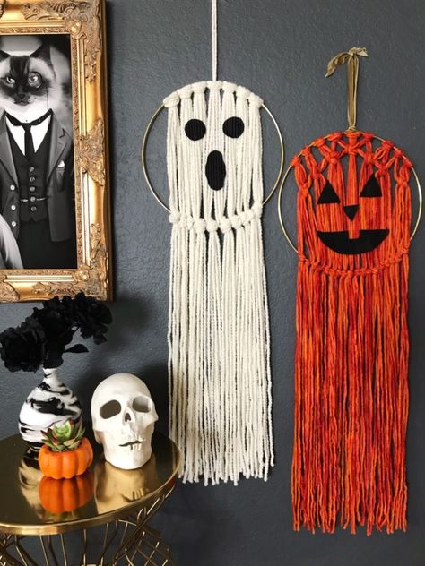 Halloween Yarn, Cheap Halloween Diy, Cheap Diy Halloween Decorations, Casa Halloween, Boho Halloween, Halloween Wall Decor, Images Kawaii, Yarn Wall Hanging, Fall Halloween Crafts