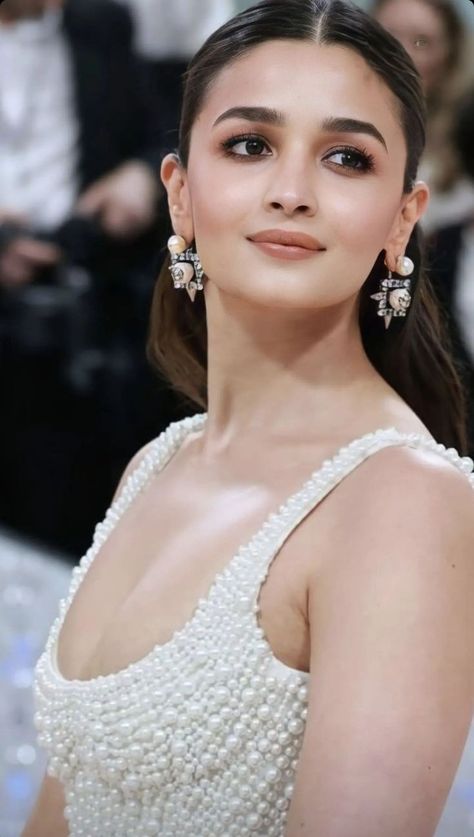 Alia Bhatt Makeup, Aaliya Bhatt, Alia Bhatt Photoshoot, Movie Actors, Soft Makeup Looks, Celebrity Casual Outfits, Bridesmaid Hair Makeup, Adah Sharma, Bollywood Outfits