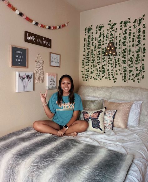 college dorm room, the university of texas at austin University Of Texas At Austin Dorm, Dorm Planning, House Fever, Collage Dorm, Girl Dorms, College Apartments, Dream Dorm, College Dorms, Ut Austin