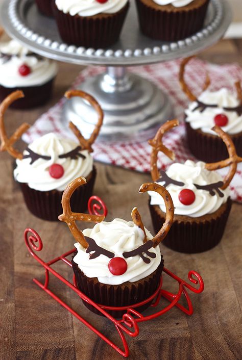 Flirty reindeer cupcakes! Christmas Bake Sale, Air Fryer Cake Recipes, Air Fryer Cake, Brownie Pudding, Reindeer Cupcakes, Strawberry Cheesecake Bites, Christmas Holiday Recipes, Cupcakes Christmas, Light Cake