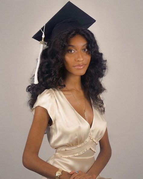 Business Major Graduation Photoshoot, 8th Grade Prom Hairstyles Black, Black College Graduation Pictures, College Graduation Headshots, Natural Hair Graduation Cap, Graduation Portraits Studio Photo Ideas, Graduation Hair With Cap, Grad Studio Photoshoot, Graduation Hairstyles With Cap Black