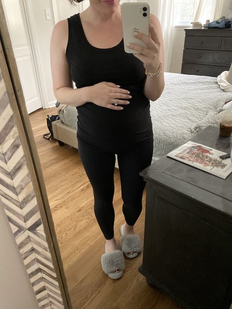 black maternity-friendly basics Maternity Outfit Winter, Outfit Ideas With Leggings, Maternity Leggings Outfit, Sahm Outfits, Nursing Friendly Outfits, Maternity Outfit Ideas, Pregnancy Fashion Winter, 70’s Outfit, Mens Haircuts Medium