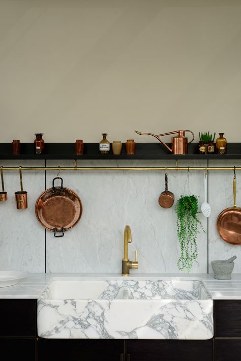 Our brass hanging rail is exclusive to deVOL, we make them at Cotes Mill and age them ourselves. They're such a versatile and useful addition to any kitchen, you can place on the wall like this and hang pots and pans, or you can fit on the side of an island, the ideal spot for hanging tea towels and oven gloves. This one also looks so lovely with the little hanging plant! Neat Kitchen Ideas, Small Kitchen Hacks, Kitchen Rails, Devol Kitchens, Tiny House Kitchen, Marble Sinks, Kitchen Pot, Kitchen Marble, Ikea Hacks