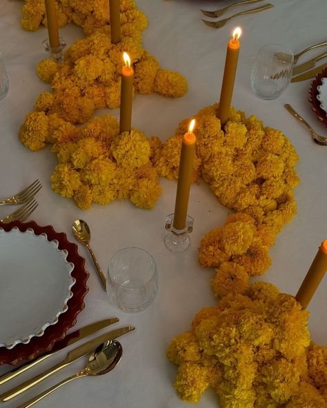 NAYA STUDIO | Yellow is the color of luck, prosperity and the color that attracts happiness. Let’s pull it all together 💛 | Instagram Unique Tablescapes, Wedding Set Design, Party Round Table Decorations, Colorful Wedding Decor, Colorful Wedding Decorations, Colorful Tablescapes, Marigold Wedding, Yellow Marigold, Candle Decorations