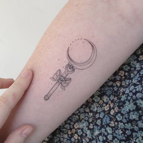 Sailor Moon Staff Tattoo, Sailor Moon Moon Stick Tattoo, Sailor Moon Fine Line Tattoo, Sailor Moon Inspired Tattoo, Sailor Moon Small Tattoo, Salior Moon Tattoos, Simple Sailor Moon Tattoo, Tatuaje Sailor Moon, Sailor Moon Wand Tattoo