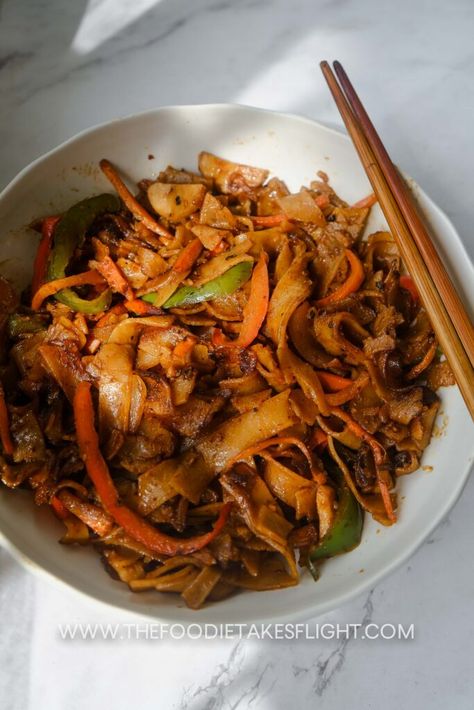 Thai Drunken Noodles, Butter Chicken Recipe Indian, Rice Noodle Recipes, Drunken Noodles, Spicy Noodles, Butter Chicken Recipe, Fried Beef, Vietnamese Cuisine, Hoisin Sauce