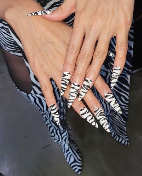 Hwasa Nails Mamamoo, Hwasa Nails, Idol Nails, Cool Fits, Nail Arts, Henna, Manicure, Nail Art, Tattoos