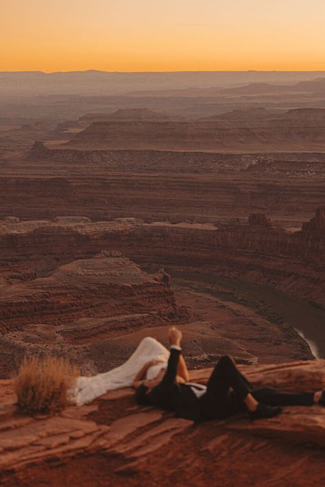 Golden Hour Elopement in the Desert - jessielynphotography.com Grand Canyon Elopement Photography, Elopement Joshua Tree, Moab Utah Elopement, Desert Wedding Photography, Vintage Desert Aesthetic, Outback Wedding, Desert Wedding Ideas, Grunge Wedding, Zion Elopement