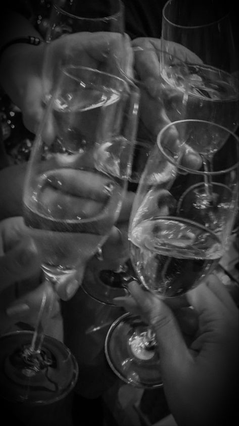 White Wine Aesthetic, Wine Aesthetic, Shot Book, White Drinks, Alcohol Aesthetic, Insta Icon, Iphone Wallpaper Tumblr Aesthetic, Fake Pictures, Black And White Aesthetic