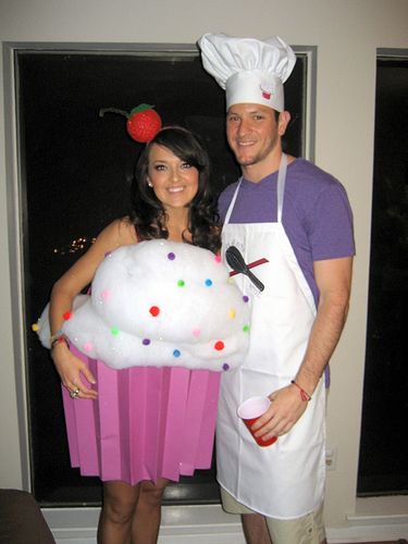 love this idea. couples costumes. baker and cupcake, but G would be the cupcake and I would be the baker...haha Geek Outfit, Cupcake Costume, Diy Costumes Kids, Homemade Halloween Costumes, Diy Halloween Costumes Easy, Homemade Costumes, Last Minute Halloween Costumes, Halloween Costume Contest, Homemade Halloween