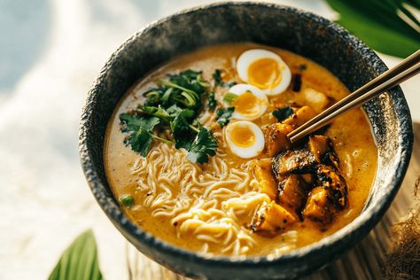 Coconut Curry Ramen: A Quick and Flavorful One-Pot MeaL Coconut Curry Ramen, Traditional Ramen, Curry Ramen, Food Thai, Green Curry Paste, Red Curry Paste, Ramen Recipes, Green Curry, Thai Curry