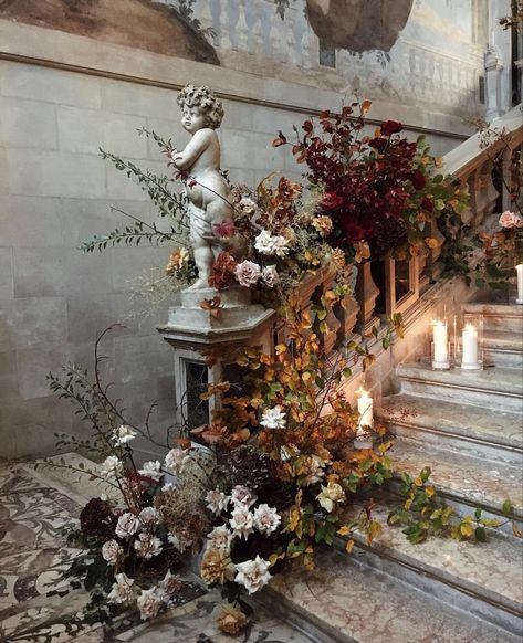 Dark Academia Wedding, Moody Wedding Flowers, Dark Romantic Wedding, Stair Case, Dream Wedding Venues, Dark Wedding, Moody Wedding, Victorian Wedding, Salou