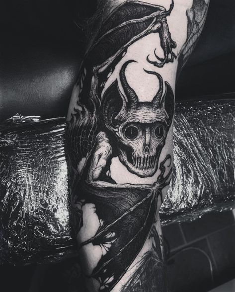 Big Dark Tattoos, Tattoo Ideas Summer, Bmth Tattoo, Dark Tattoo Ideas, Rip Tattoos For Mom, Gotik Tattoo, Feminine Skull Tattoos, Traditional Tattoo Flowers, Occult Tattoo