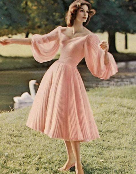 Neckline and sleeves Or reception dress? Possibly wear top and skirt, and just change skirt to transition from ceremony to reception Vintage Fashion 1950s, Look Retro, Fashion 1950s, Outfit Trends, Vestidos Vintage, 1950s Dress, Moda Vintage, 50s Fashion, 1950s Fashion