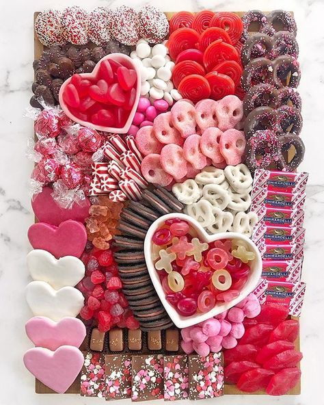 Dessert Saint Valentin, Valentines Instagram, Valentines Snacks, Candy Board, Dessert Platter, Sweet Time, Valentine Desserts, Snack Board, Party Food Platters