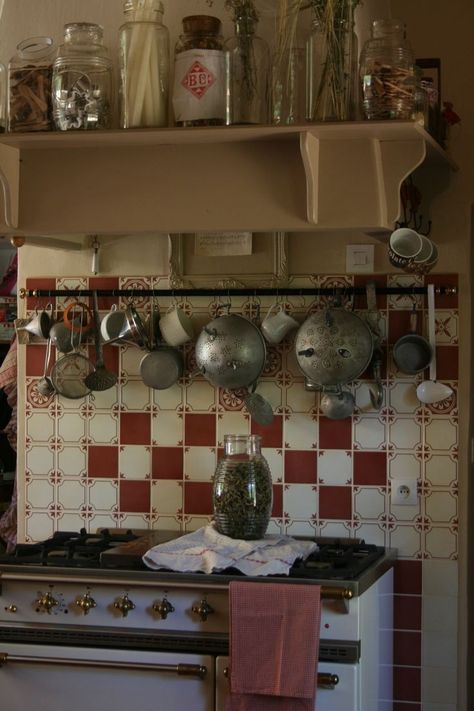 Vintage Italian Kitchen, Antique Room Decor, Kitchen Cottagecore, Italian House, Red Cottage, Kitchen Aesthetic, Aesthetic Kitchen, Dream Cottage, Deco Boheme