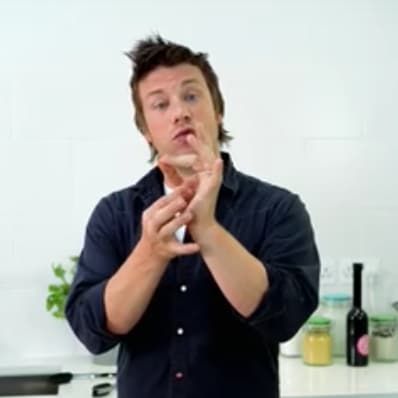 17 Borderline Genius Cooking Tips From Your Favorite TV Chefs Measuring Ingredients, Tv Chefs, Kitchen Baking, Jamie Oliver, Baking Tips, Easy Cooking, Yummy Recipes, Cooking Tips, Steak