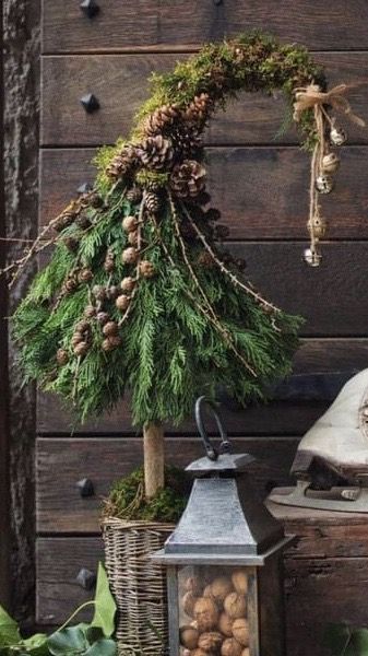 Christmas Tree From Branches, Julkransar Diy, Dekoratívne Vence, Outdoor Christmas Planters, Rustic Arrangements, Pine Cone Christmas Tree, Christmas Planters, Country Christmas Decorations, Front Porch Christmas