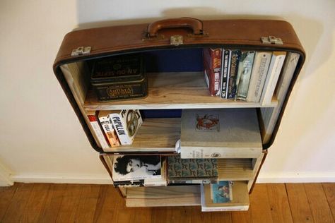 Étagère faite avec une valise ouverte et des planches de récupération Repurposed Storage, Old Suitcases, Make Do And Mend, Casa Vintage, Deco Originale, Reuse Recycle, Flipping Furniture, Table Ideas, Suitcases