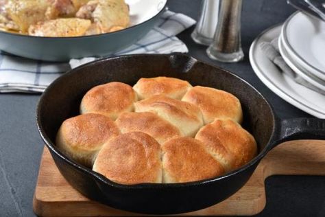 How to Make Bread at Home Without an Oven - Best Stovetop Bread Recipe! Biscuit Hacks, Stove Top Bread Recipe, Fried Biscuits, Canned Biscuit, Chicken Pot Pie Filling, Sausage Biscuits, Pot Pie Filling, Bread Soft, Flaky Biscuits