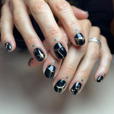 textured gold chrome is givinggg    Builder gel overlay (intermediate art)    #adelaidenails #biabnails #buildergel #chromenails #goldchrome #blacknails #texturenails #3Dnails Black And Chrome Nails Designs, Arcane Nails, Intermediate Art, Black Chrome Nails, Gold Gel Nails, Black Gold Nails, Tree Nail Art, Builder Gel Nails, Chrome Nail Art