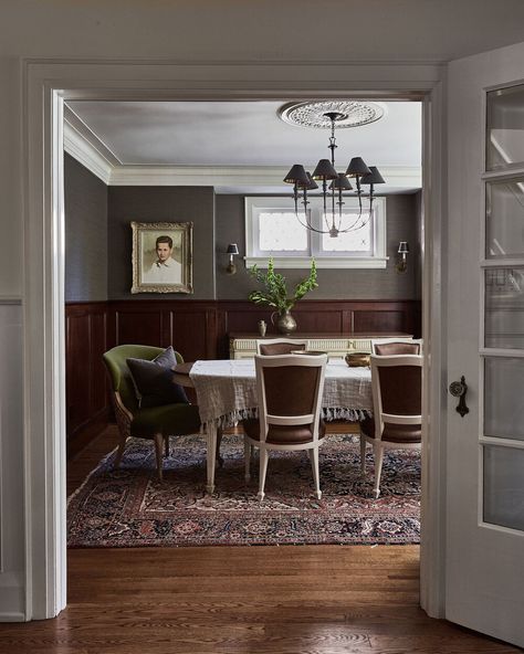 English Style Dining Room, Moody Traditional Dining Room, Trim Styles Interior, English Manor Interior, English Manor Houses Interior, English Style Interior, Living Room Victorian, Moody Coastal, Moody Dining Room