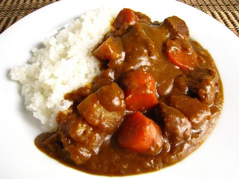 One of the most popular foods in Japan, curry there is thicker, sweeter and milder, made with meats, onions, carrots and potatoes on rice. Kare Raisu, Dessert Sushi, Japanese Curry, Curry Rice, Beef Curry, Japanese Cooking, Japanese Dishes, Japan Food, Asian Cooking