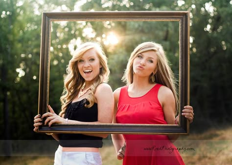 Get your senior pictures done with your best friend!  www.roehphotography.com Fashion Photography Street, Best Friend Fotos, Friend Senior Pictures, Bestie Stuff, Bff Pics, Freeze Frame, Sister Poses, Sister Pictures, Sisters Photoshoot