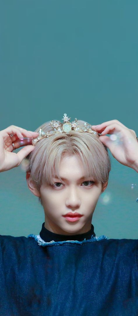 Felix Sunshine, Lee Yongbok, Pop Wallpaper, Felix Skz, Pop Photos, Lee Felix, Felix Stray Kids, Purple Wallpaper, Kids Wallpaper