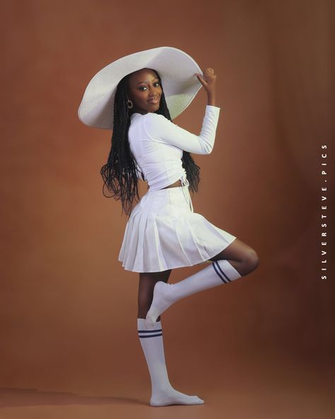 College outfit with a white tennis skirt long socks a simple casual top and a beach hat Tennis Skort Outfit, Tennis Skirt Long, Long Tennis Skirt, Skort Outfit, Tennis Outfits, Tennis Skirt Outfit, White Tennis Skirt, College Outfit, Tennis Skort