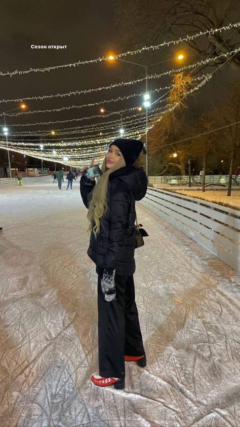 Skate Aesthetic Outfits, Christmas Lights Photoshoot, Mode Au Ski, Ice Skating Pictures, Ice Skating Outfit, Skate Girl, Travel Pictures Poses, Winter Inspo, Winter Outfits Cold