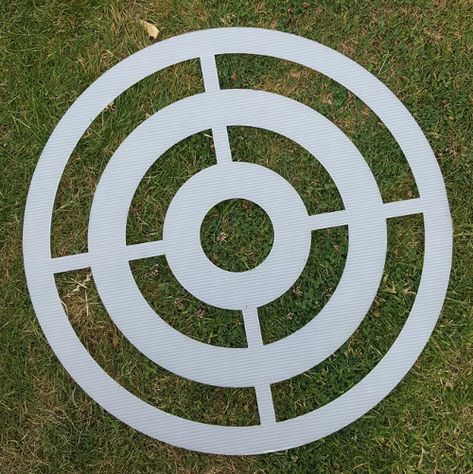 Template to quickly spray-paint your knife throwing target. Thank you to Alan for even providing the download file. #knifethrowing #target #template #diy Ax Throwing, Layering Carpet, Senior Party, How To Spray Paint, Diy Knife, Picture Tree, Diy Holiday Gifts, Painting Templates, Yard Games