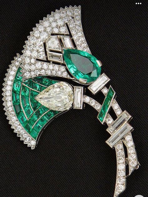 Emerald Brooch, Bijoux Art Deco, Art Deco Jewelry Vintage, Bijoux Art Nouveau, Art Deco Brooch, Art Nouveau Jewelry, Diamond Brooch, Art Deco Period, Deco Jewelry