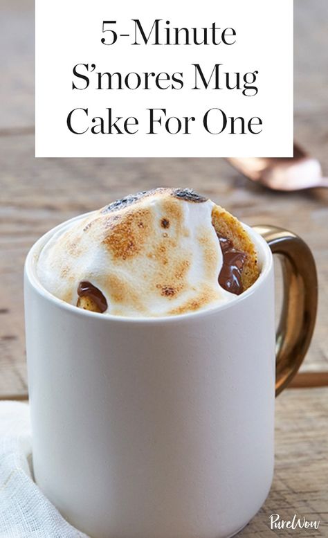 Craving something sweet right this second? Grab a mug and start “baking” this S’mores Mug Cake recipe for toasty, gooey results in five minutes. No campfire required. Easy 5 Minute Snacks, 5 Minute Food Recipes, Sweets For One, 5 Minute Desserts Easy, Mini Apple Crisp, Desserts For One, 5 Minute Recipes, 5 Minute Desserts, Dessert For One