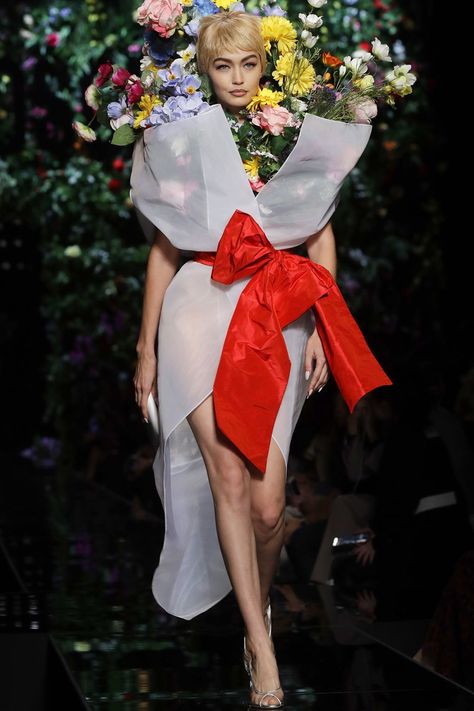 Human flower bouquets & My Little Pony tees ruled the Moschino runway Unwearable Fashion, Moschino Runway, Plant Fashion, Edgy Leather Jacket, Bright Bouquet, Botanical Fashion, Show Dress, Flowers Fashion, Theme Nature